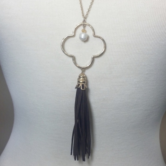 QUADREFOIL WITH GREATER PEARL, BROWN TASSEL LONG NECKLACE IN GOLDTONE - Picture 3 of 3